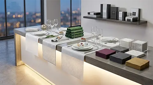Serviettes et nappes sur table festive